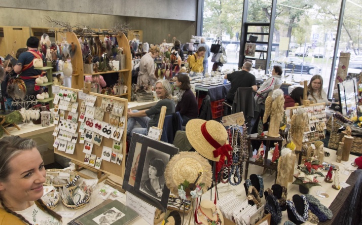 Der 14. Kunst- und Handwerkermarkt lockte zahlreiche Gäste in die Astoria-Halle