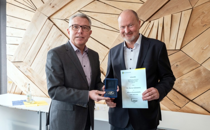 Landrat Stefan Dallinger verabschiedet Leiter des Gesundheitsamts Dr. Rainer Schwertz in den Ruhestand