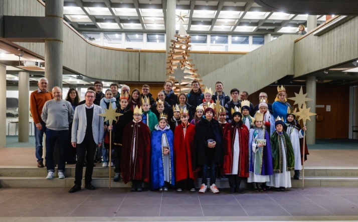 Sternsinger besuchen das Rathaus Walldorf