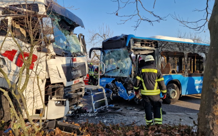 Walldorf – Bus und LKW kollidieren miteinander