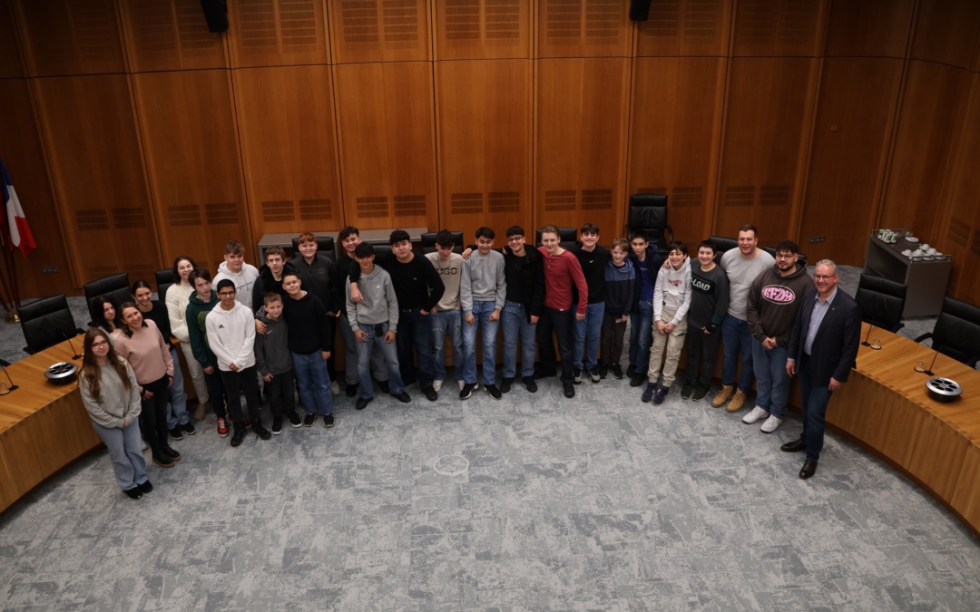 Achtklässler der Waldschule stellen beim Besuch im Rathaus Walldorf viele Fragen
