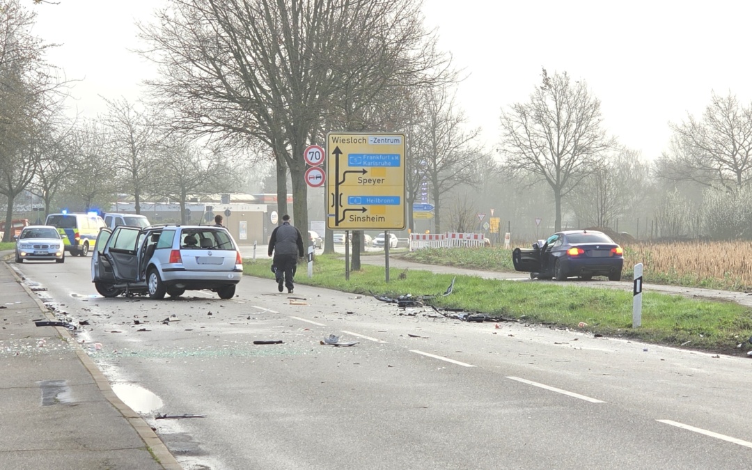 Frontalzusammenstoß auf der L594 fordert zwei Verletzte Personen