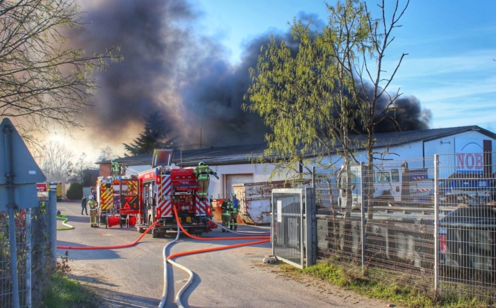 Neulußheim/Hockenheim: Vollbrand einer Lagerhalle, meterhohe Rauchsäule weit sichtbar (+Fotogalerie)