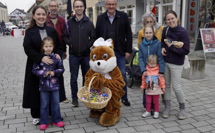 Walldorf: Osterhase und Bürgermeister verteilen Süßes