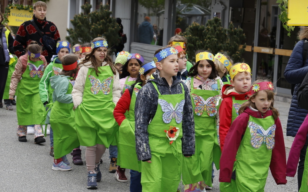 Sommertagszug bringt Frühlingsgefühle in die Stadt