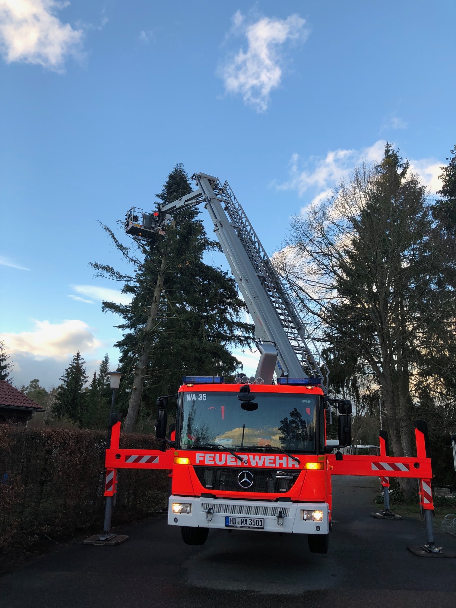 Freiwillige Feuerwehr Walldorf Teleskopmast muss zur Wartung WiWaLokal