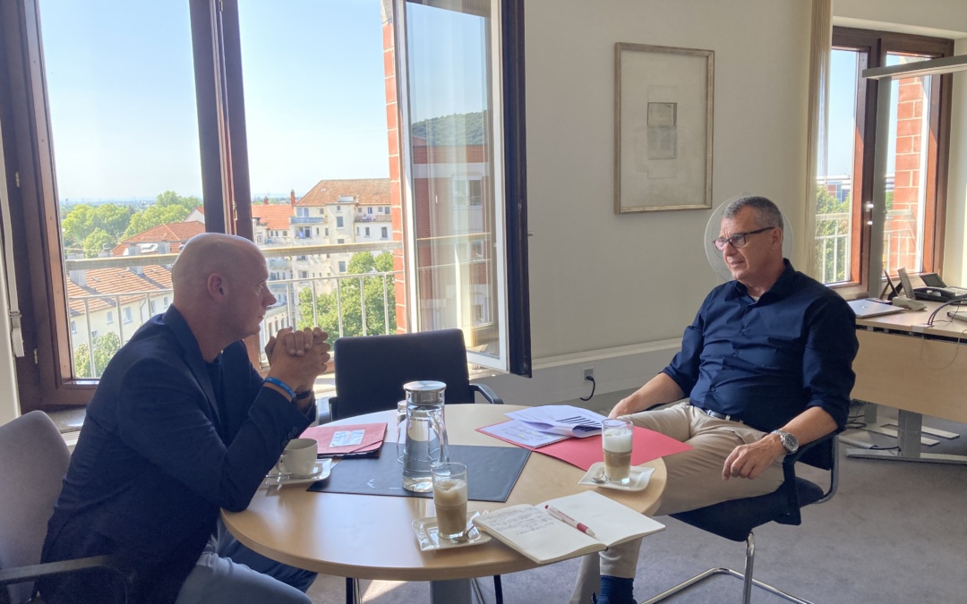Daniel Born im Gespräch mit dem Geschäftsführer der Arbeitsagentur Heidelberg