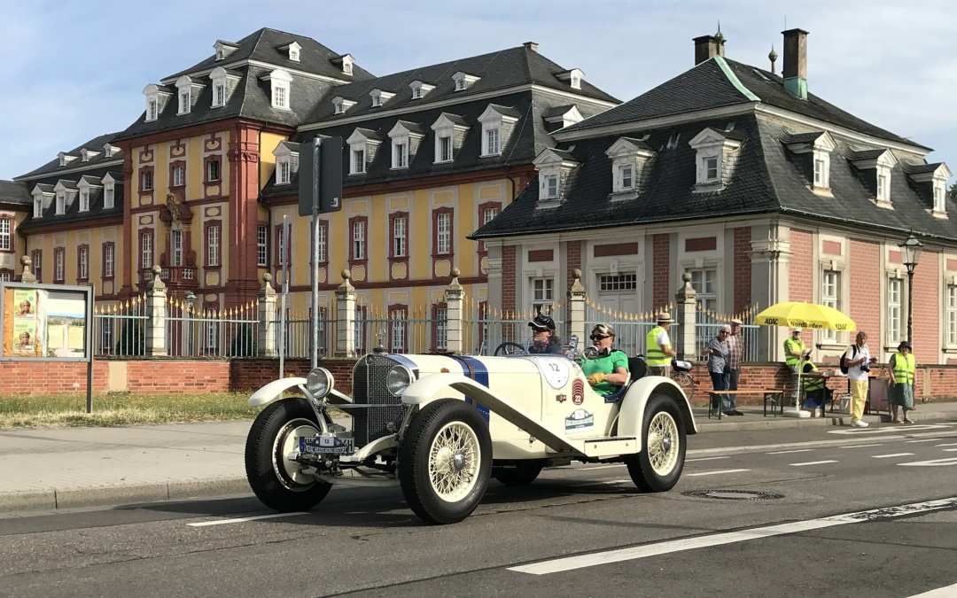 Oldtimer der Heidelberg Historic rollen durch Walldorf
