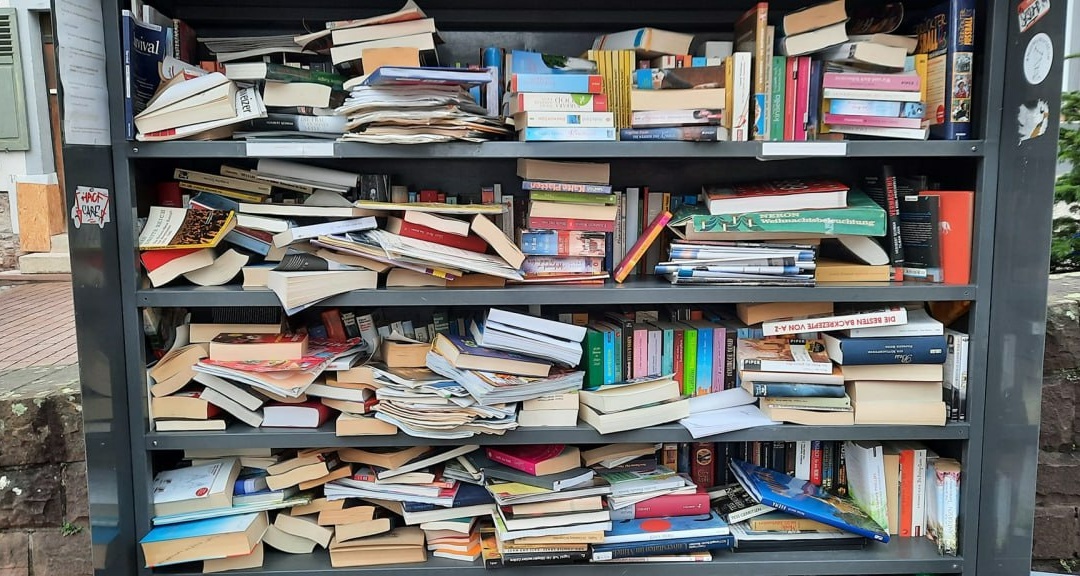 Öffentliche Bücherregale wünschen sich Respekt