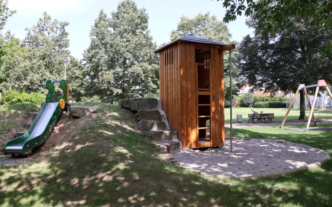 Klettern auf dem neuen Spielturm