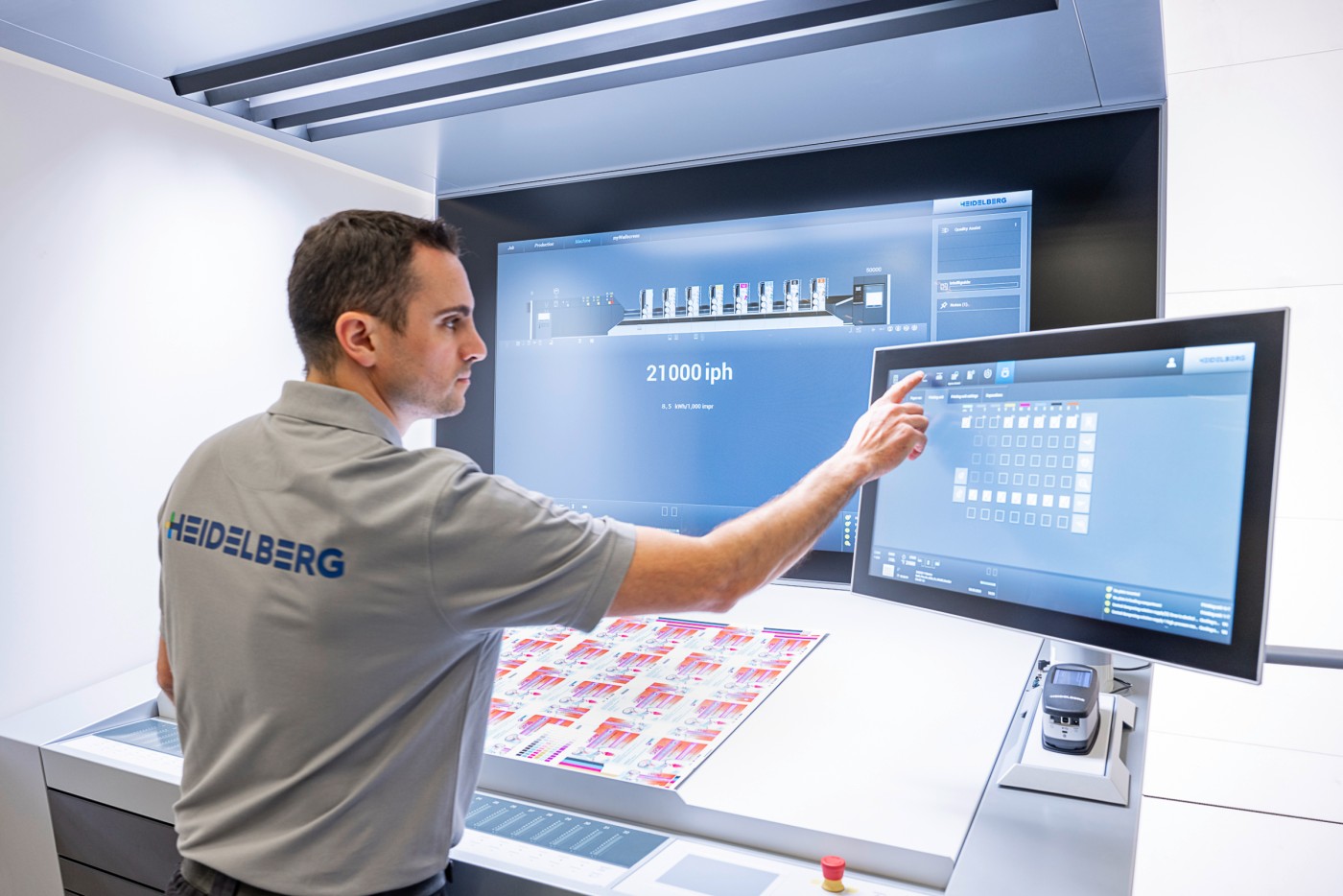 Die auf der drupa 2024 gezeigte hochautomatisierte Peak Performance Speedmaster XL 106 mit bis zu 21.000 Bogen pro Stunde ermöglicht die autonome Druckproduktion. Foto; Heidelberger Druckmaschinen AG