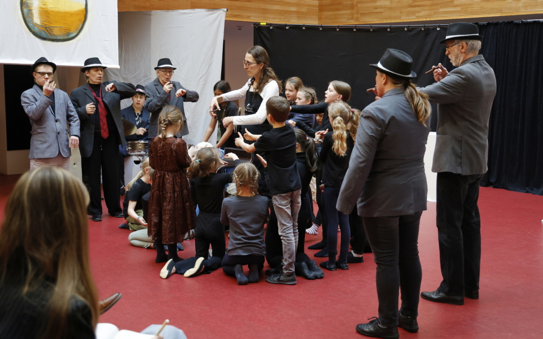 Inklusive Theatergruppe begeistert mit „Momo und die Zeit“