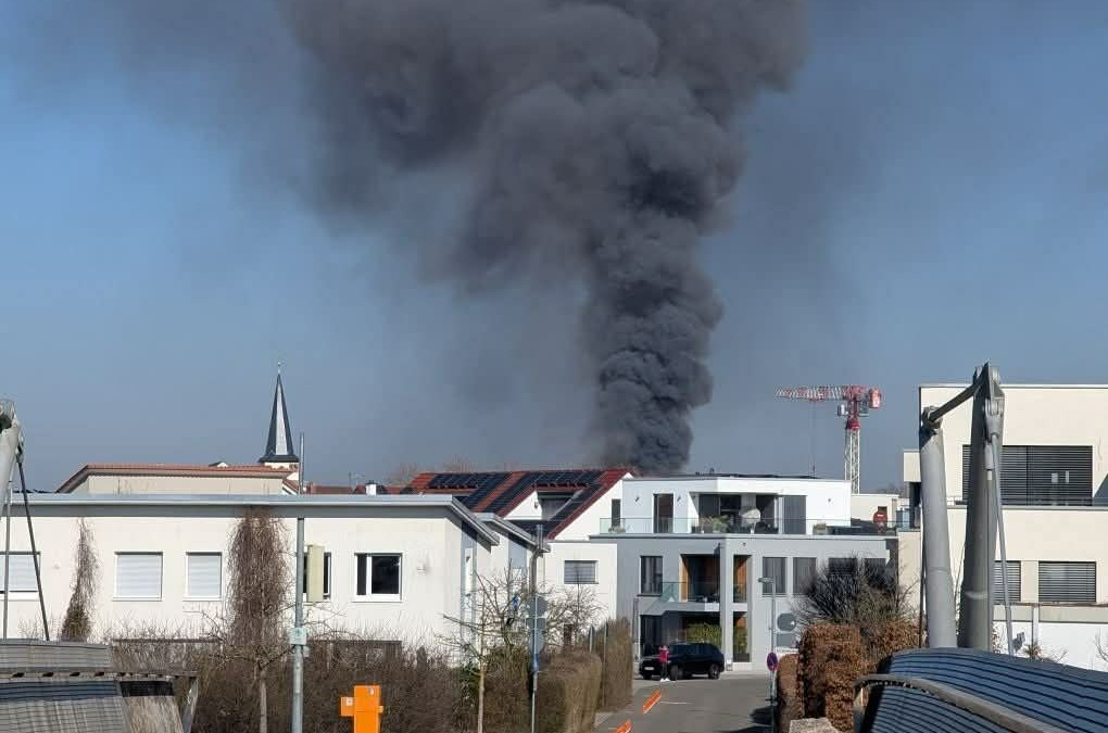 Aktuell in Walldorf: Gebäudebrand – große Rauchsäule sichtbar (Update + Fotogalerie)