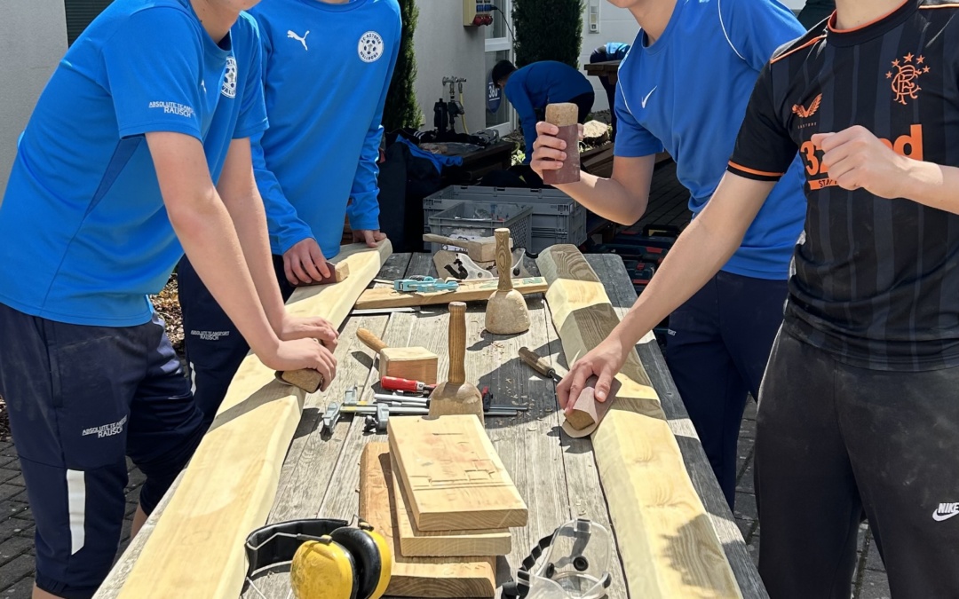 Handwerk statt Trainingseinheit: U15 des FC-Astoria Walldorf baut kreative Sitzlounge