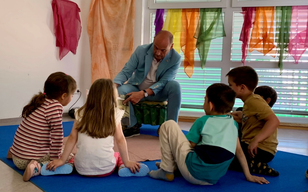 Wert der Sprache im Mittelpunkt: Daniel Born liest im Edith-Stein-Kinderhaus in Schwetzingen