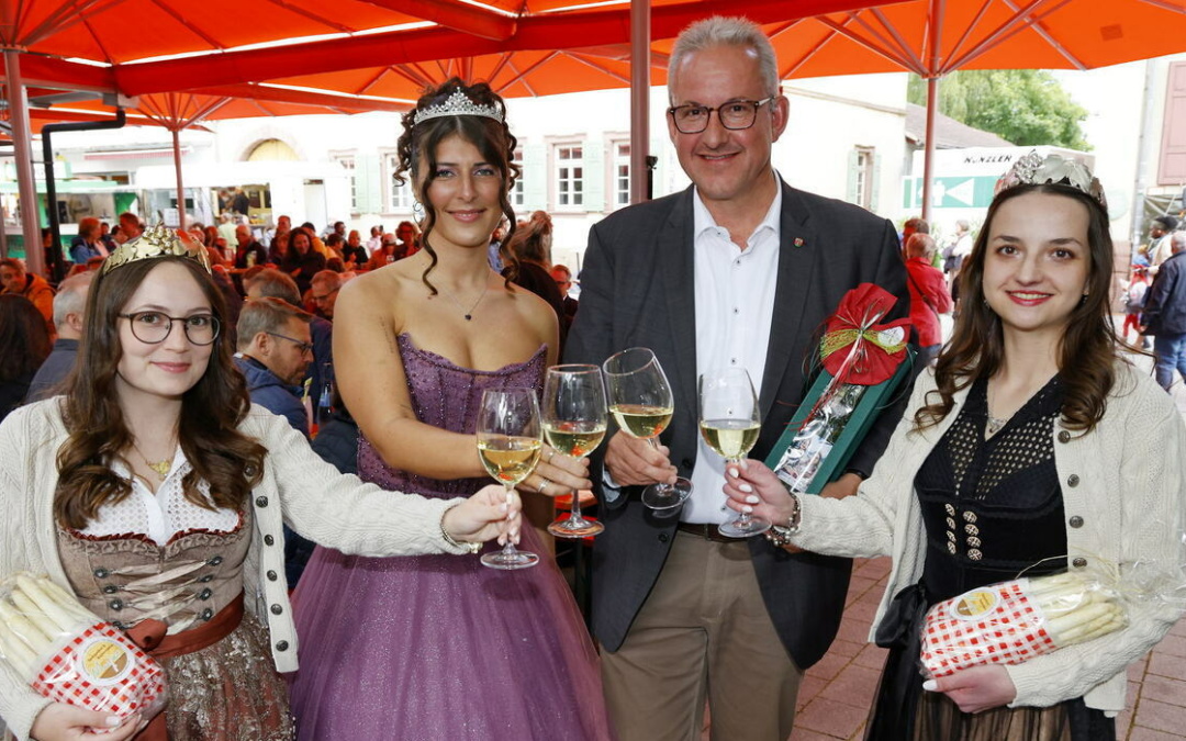 Bürgermeister und Spargelkönigin eröffnen feierlich den Spargelmarkt in Walldorf
