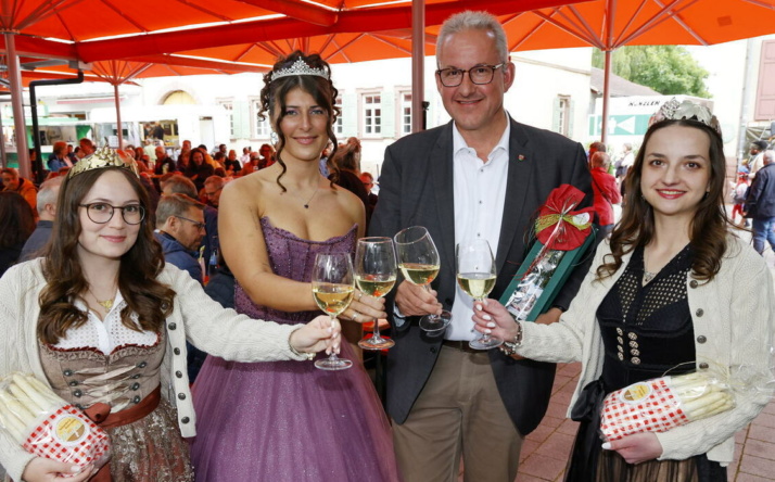 Bürgermeister und Spargelkönigin eröffnen feierlich den Spargelmarkt in Walldorf