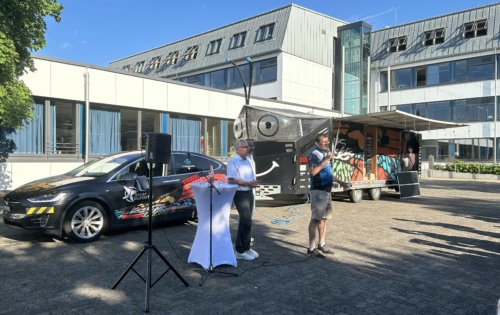 Landrat Stefan Dallinger, OB John Ehret und Louis Palmer (von links) vor dem SolarButterfly auf dem Schulhof der Otto-Graf-Realschule in Leimen.