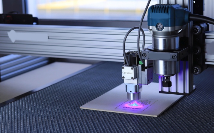 Mit Licht zum Erfolg: Wie kleine Unternehmen von Lasergravur profitieren