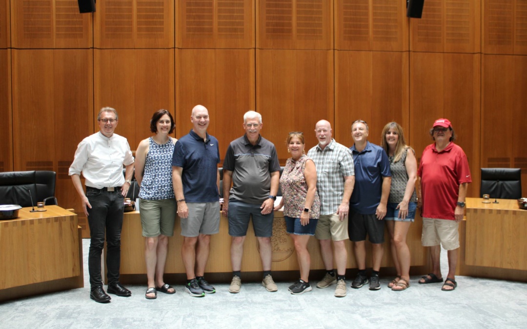 Jim Pierce mit einer Reisegruppe zu Gast im Rathaus Walldorf