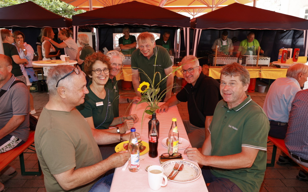 Lange Tafel lockte viele Besucher zum gemeinsamen Essen
