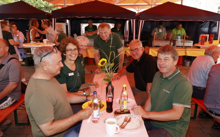 Lange Tafel lockte viele Besucher zum gemeinsamen Essen