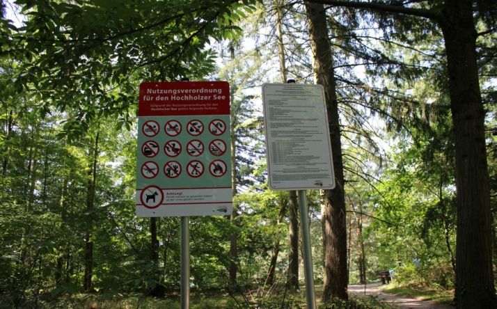 Neue Schilder rund um den Hochholzer See