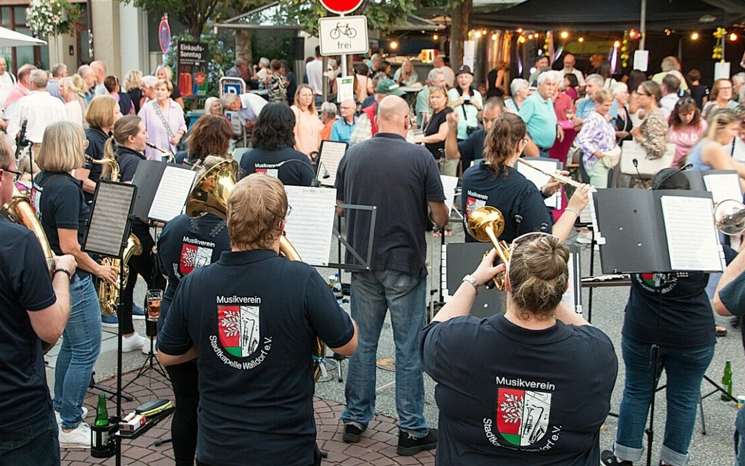 Gut besuchte Einkaufsnacht mit vielen Aktionen, buntem Programm und Foodmarkt
