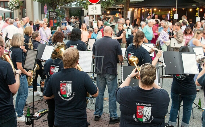Gut besuchte Einkaufsnacht mit vielen Aktionen, buntem Programm und Foodmarkt