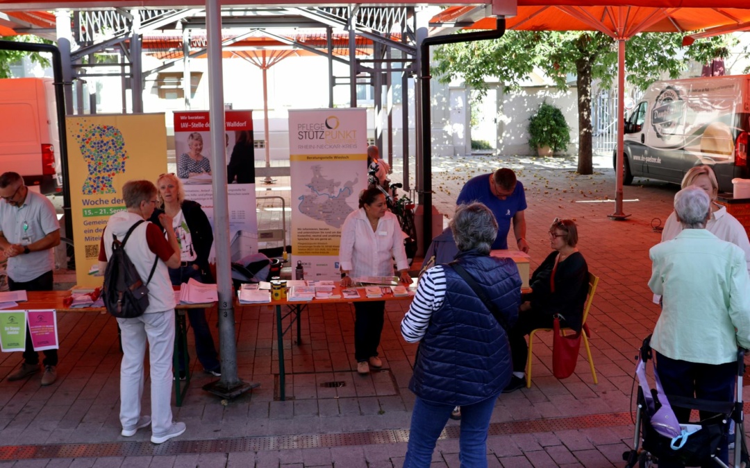 Anbieter gaben an Infostand auf dem Marktplatz Auskunft zum Thema Demenz