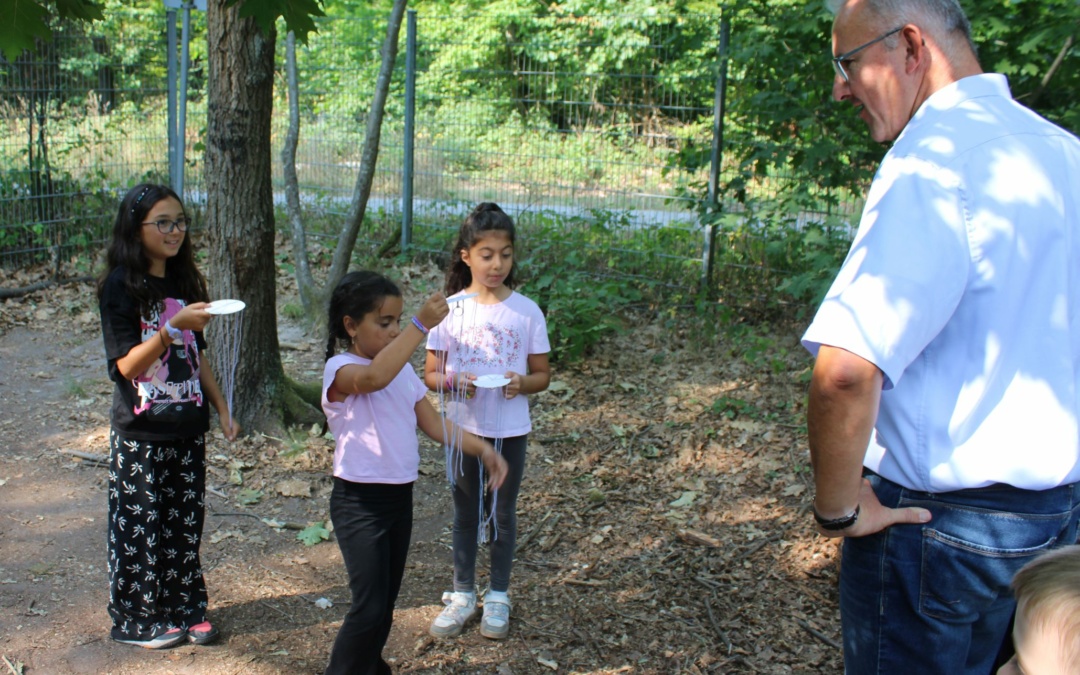 Ferienbetreuung „Urlaub ohne Koffer“ bietet Kreativität und Spielspaß im Wald