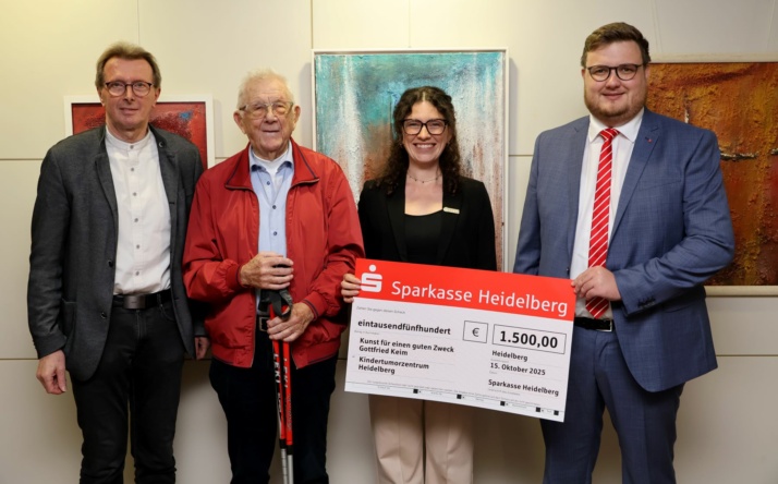 Gottfried Keim bietet Führung durch Ausstellung an