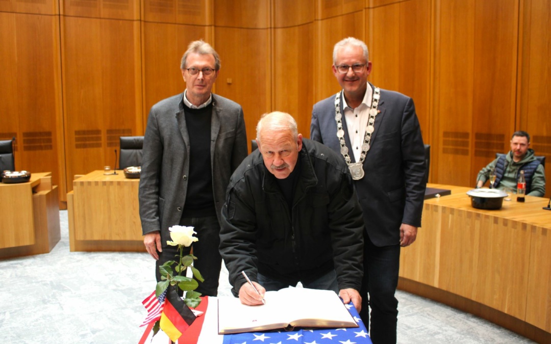 Delegation aus Freeport/USA um Bürgermeister Kennedy trägt sich ins Goldene Buch der Stadt Walldorf ein
