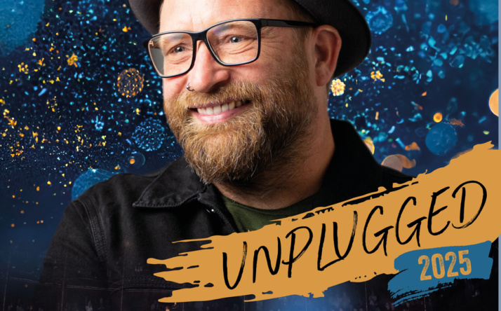 Songpoet mit Hut, Brille und Gitarre – Gregor Meyle & Band