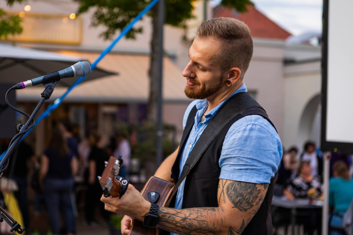 Robin Carpe EddieS Music Lounge