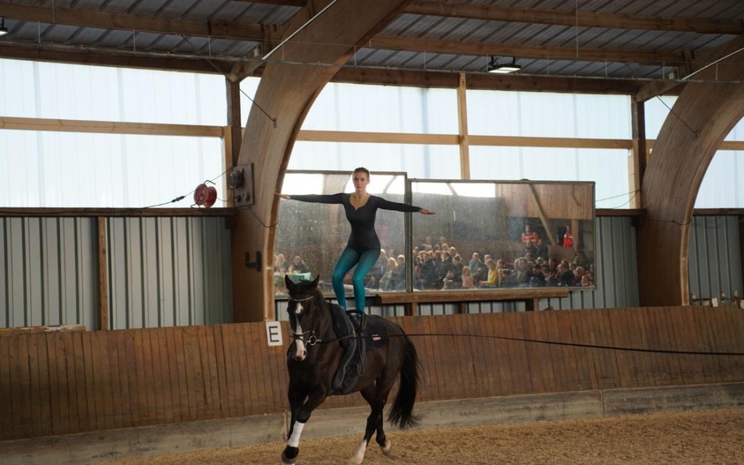 Volles Haus beim Voltigierturnier in Wiesloch trotz „Schietwetter“