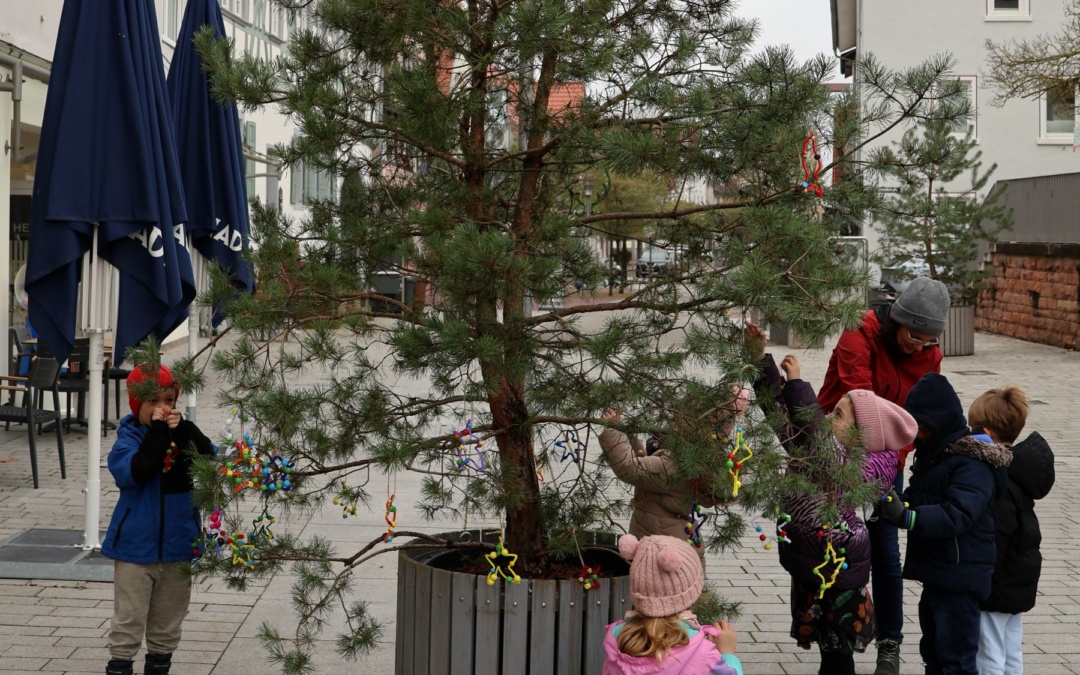 Walldorfer Kinder schmücken die Bäume in der Hauptstraße