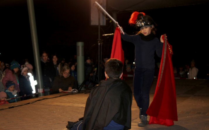 Hunderte Laternen erleuchten die Straßen beim Martinszug in Walldorf