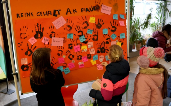 Schulsozialarbeit macht am Orange Day auf Gewalt gegen Frauen aufmerksam