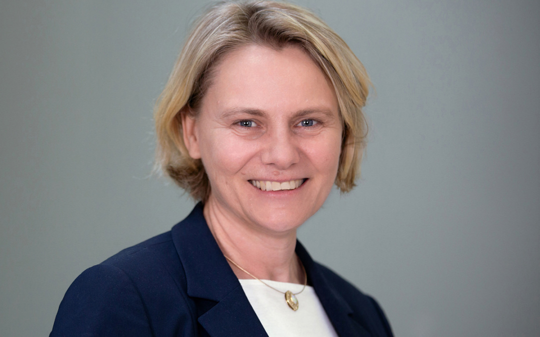 Christiane Staab kassiert für den guten Zweck bei EDEKA Kissel