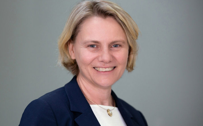 Christiane Staab kassiert für den guten Zweck bei EDEKA Kissel