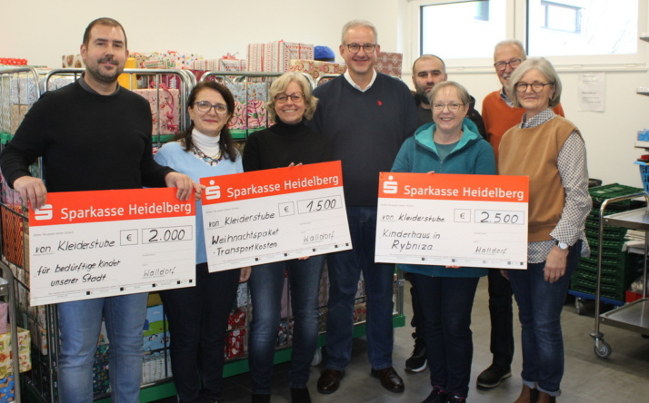 Walldorf: Bürgermeister dankt der Kleiderstube – Weihnachtspakete und Spenden