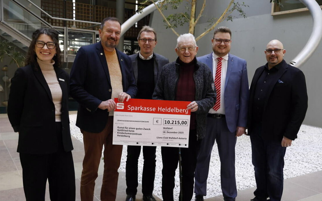 Gottfried Keim und der Lions Club übergeben Erlös der Ausstellung ans Kindertumorzentrum
