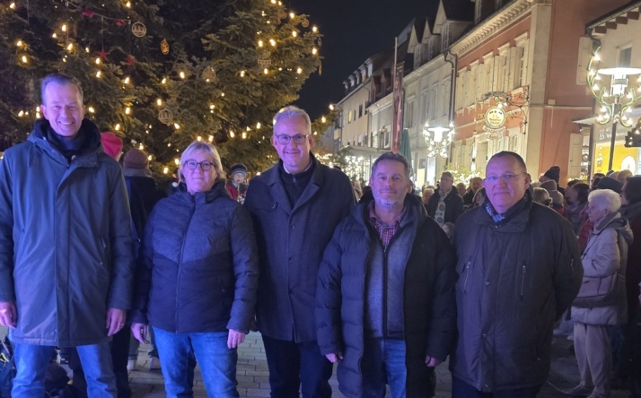 Stimmungsvolles Ambiente am Eröffnungsabend des Weihnachtsmarkts in Walldorf