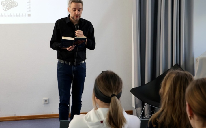 Martin Schäuble spricht mit Schülern über seinen Roman „Godland“