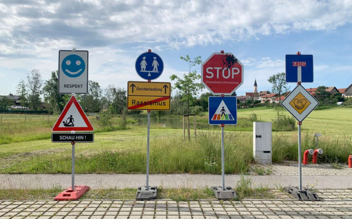 Verkehrsschilder der Gerechtigkeit