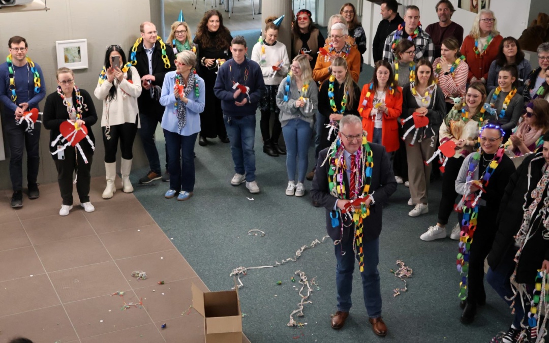 Närrischer Besuch im Walldorfer Rathaus