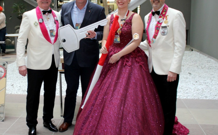 Astoria Störche sorgen bei Schlüsselrückgabe für ein buntes Spektakel