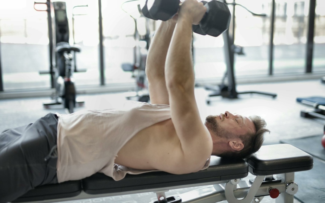 Rückenschmerzen nach dem Training? Mit der richtigen Hantelbank trainierst du sicherer