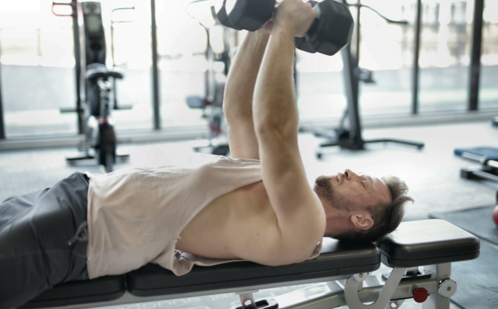 Rückenschmerzen nach dem Training? Mit der richtigen Hantelbank trainierst du sicherer